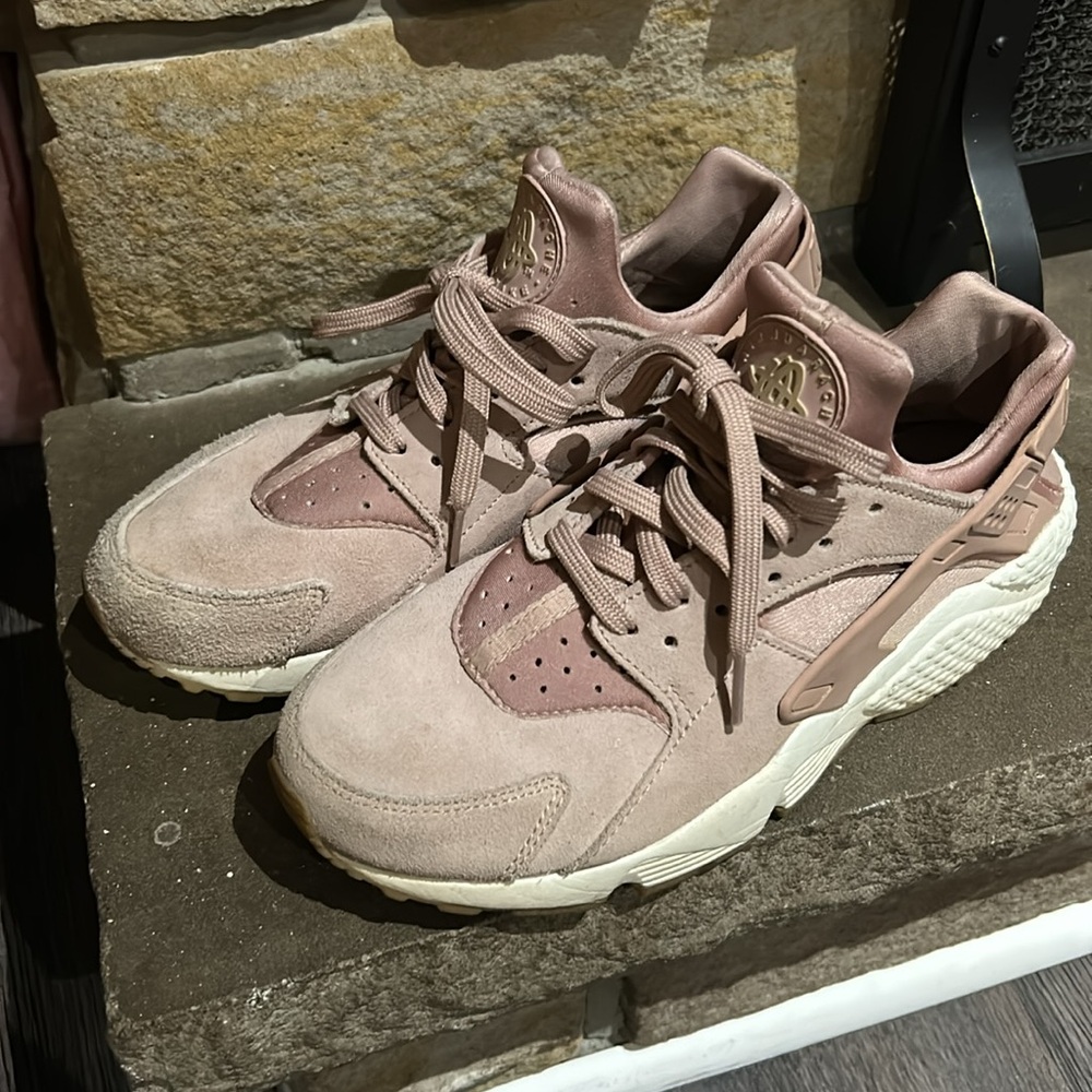 Women Nike shoes size 8.5